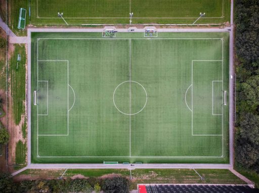 Leeres Fussballfeld aus der Volgsperspektive